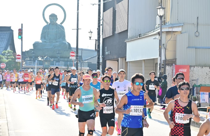 高岡大仏とランナー